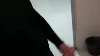 merodeando solo en los baños del gym