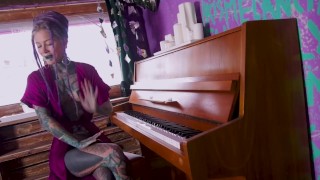 Anuskatzz like to introduce herself !