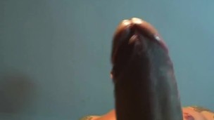 My gym trainer shows his big cock on video for a porn !!