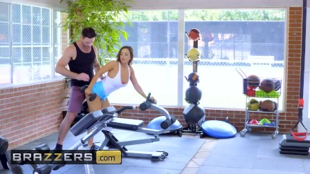 Brazzers - Gym babes Abigail Mac and Nicole Aniston get competitive