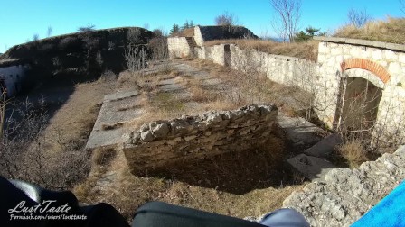 Scopata casuale outdoor in una fortezza abbandonata - POV - LustTaste