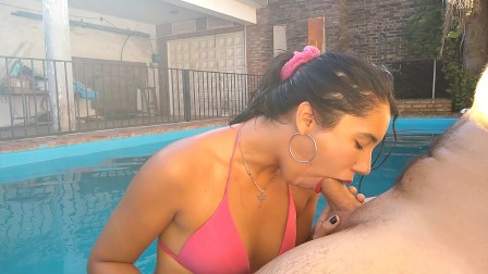 amateur teen GIVES ME A blowjob IN THE POOL - CUMSHOT IN MOUTH