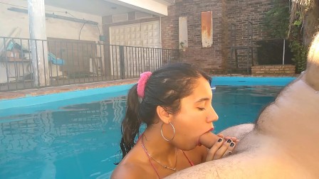 amateur teen GIVES ME A blowjob IN THE POOL - CUMSHOT IN MOUTH