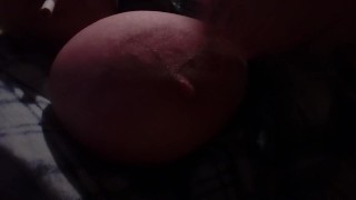Mi tocco i capezzoli turgidi
