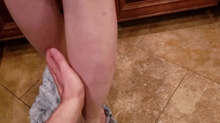 Hot blowjob in the kitchen with huge cumshot