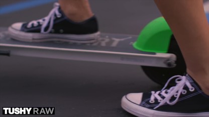 TUSHYRAW Avi Love porte un plug toute la journée pour être dilatée le soir