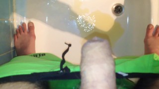 Drecksau pisst einfach in die Dusche