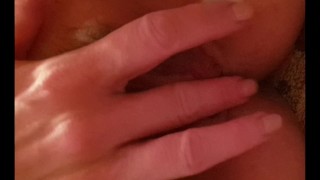 marta si masturba sul mio letto e io la riprendo da vicino
