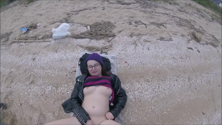 cute teen pissing on beach ( 6x piss )