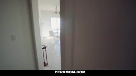 ❤️PervMom - Hot MILF Gets Her Big Tits Fondled By Stepson