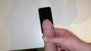 Auf mein iPhone spritzen mit Zeitlupe großer Cumshot Kameraperspektive