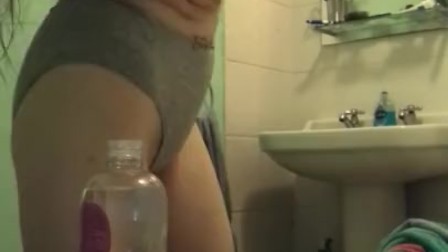 Horny girl makes herself cum loudly after her shower xo