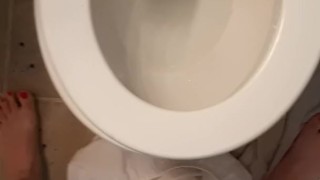 Messy Pee Splashing Everywhere