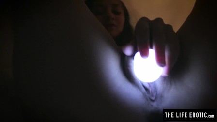 Sleepless girl rubs her clit at night with a hand held light