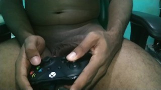 Batendo uma punheta com controle do Xbox enquanto jogo videogame