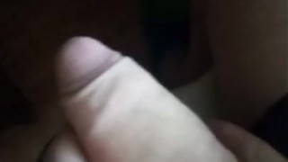 Парень трахает свой член длинным флажком