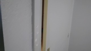 EXHIB #1 : je me touche dans les vestiaires de mon taf (presque surpris)!