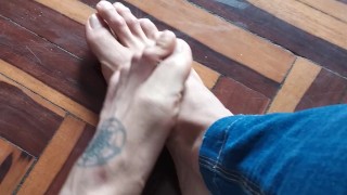 Feet (touching my feet) latín latino