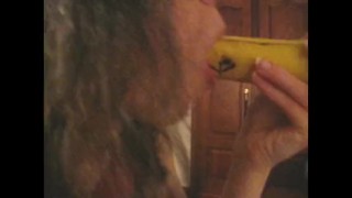 Delycia White: una intensa mamada a un plátano