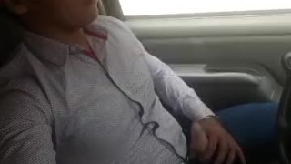 chico exhibicionista se la jala en el carro