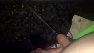 Andy pisst heimlich an eine Hauswand