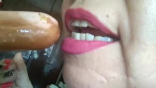 Comiendo tu salchicha