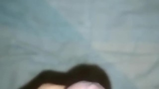 Hombre masturbándose antes de la ducha