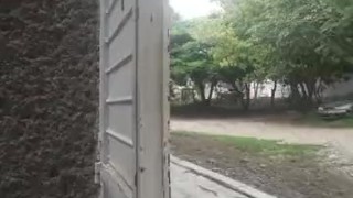 me muestro desnudo ante mi camara, en el edificio de departamentos