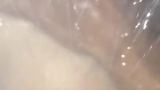 Terminamos cogiendo en la ducha después de un largo día de trabajo