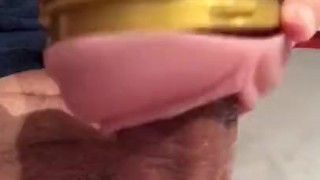 Uff, que apretado! Se la meto duro a mi coño Fleshlight Stamina