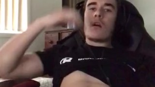 Bisexual Guy Cums While Watching Porn 