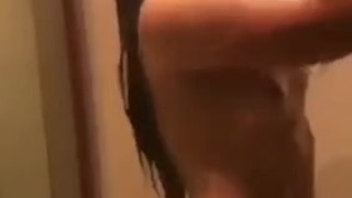 grabo a mi latina mientras se baña, tiene un gran culo