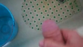 Pisciata nella vasca pissing pee