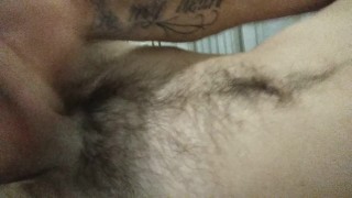 Парень дрочит просматривая порно
