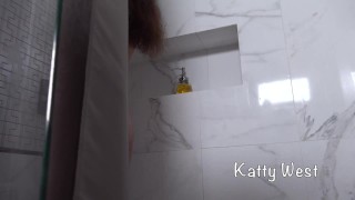 Отчим учит мастурбировать в душе