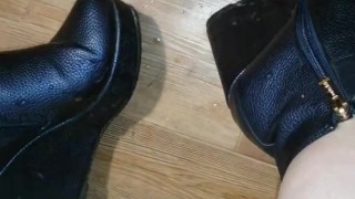 Lizzy Boots spitting