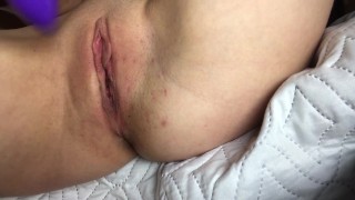 первый раз использует вибратор и снимает это крупным планом.