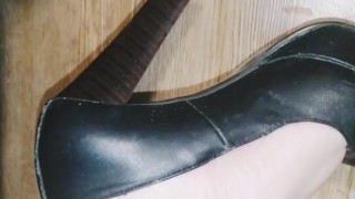 Lizzy spits on shoes