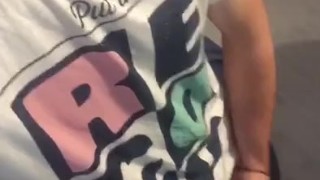 Grosso Sborra nel bagno dell'amico