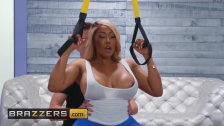 Brazzers - Extra thicc Moriah Mills takes white cock