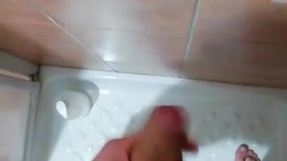 Ragazzo viene nella doccia