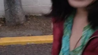 Enseñando tetas en público