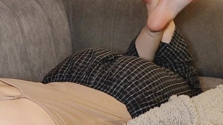 teen SHOWS HER PERFECT FEET SOLES IN THE POSE