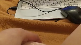 Смотрю видео на порнохаб и трахаю себя игрушкой