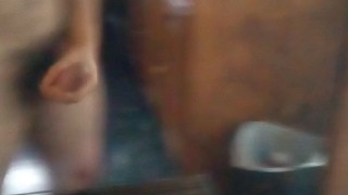 Joven se masturba en publico