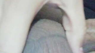 Ando bien caliente me la jalo mientras veo un video