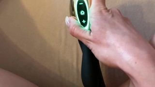 Masturbiert das erste Mal mit einem Vibrator und kommt heftig!