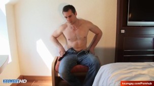 Str8 delivery guy in a gay porn in spite of him : Guillaume