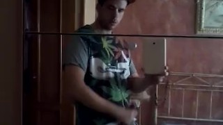 Chico se pajea/masturba hasta correrse