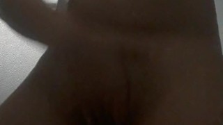 Mi pasdrastro me graba mientras me baño, mi mama no sabe nada 